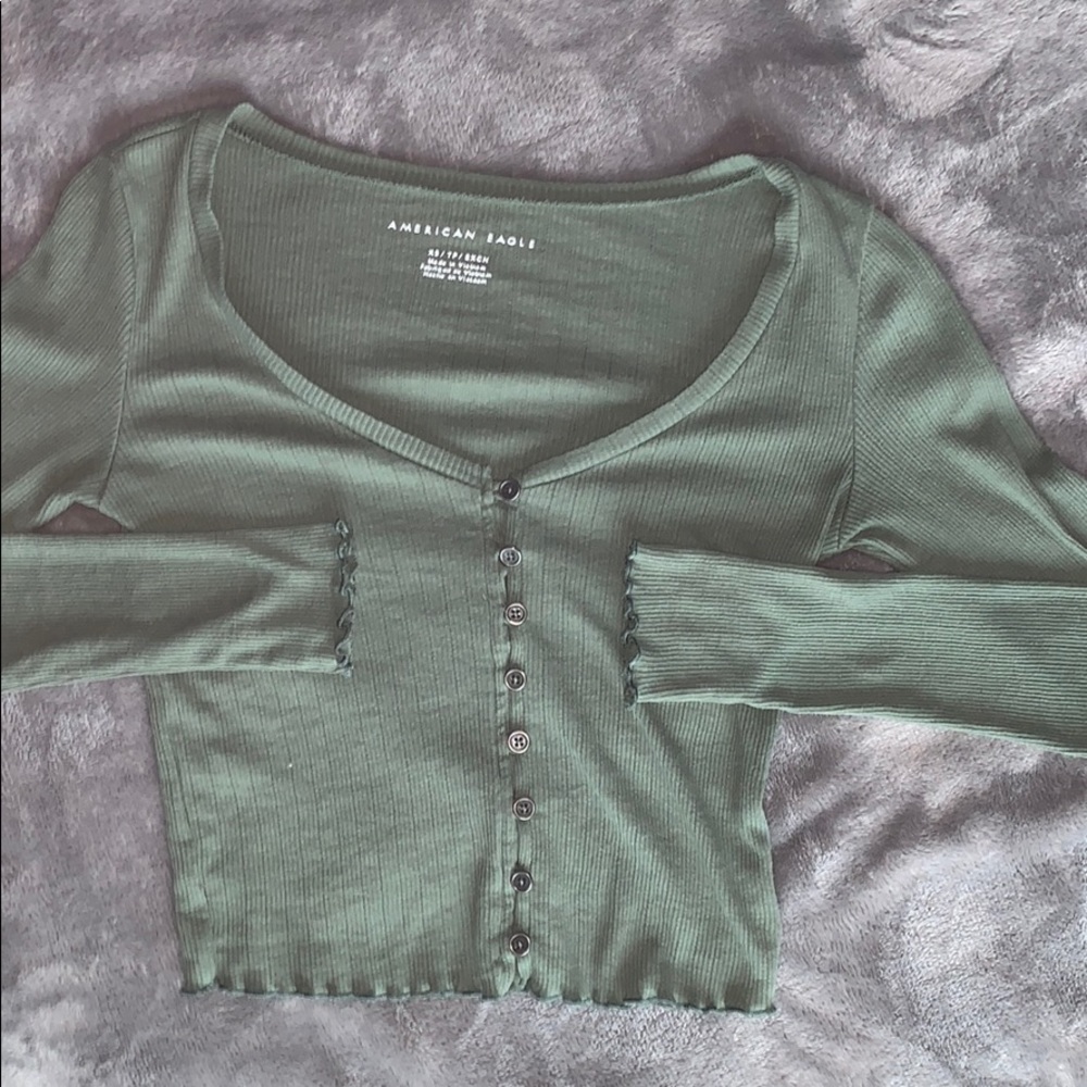 XS army green button down long sleeve crop top AE